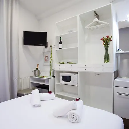 Triple With Private Bathroom In Gothic Гостевой дом