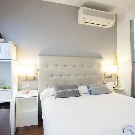 Triple With Private Bathroom In Gothic Гостевой дом 2*