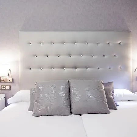 Triple With Private Bathroom In Gothic Гостевой дом 2*