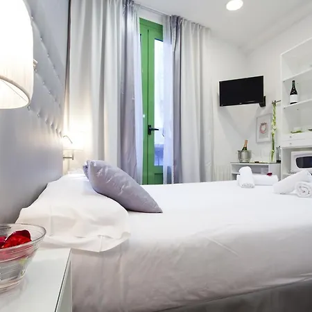 Triple With Private Bathroom In Gothic Гостевой дом