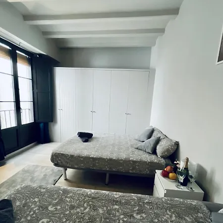 Triple With Private Bathroom In Gothic Гостевой дом