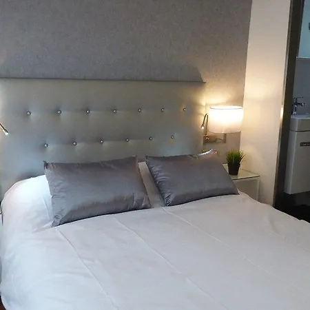 Triple With Private Bathroom In Gothic