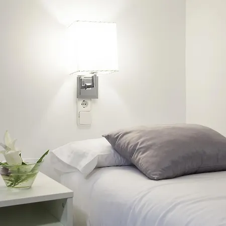 Triple With Private Bathroom In Gothic Гостевой дом Барселона