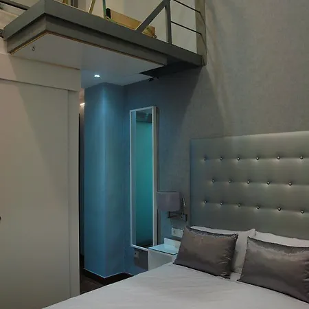 Triple With Private Bathroom In Gothic Гостевой дом Барселона