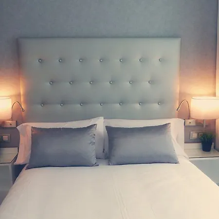 Triple With Private Bathroom In Gothic Penzion Barcelona