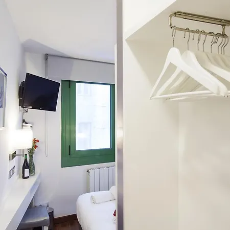 Triple With Private Bathroom In Gothic Maison d'hôtes 2*