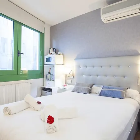 Triple With Private Bathroom In Gothic Maison d'hôtes