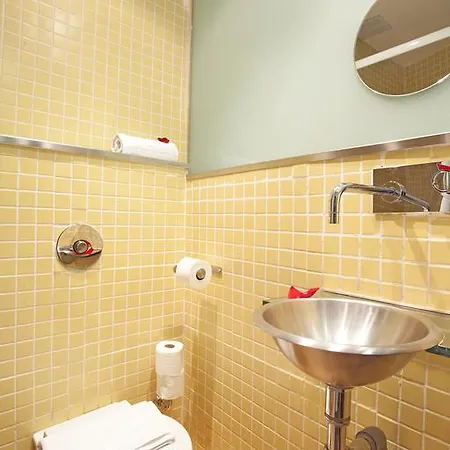 Triple With Private Bathroom In Gothic 2* Barcelone