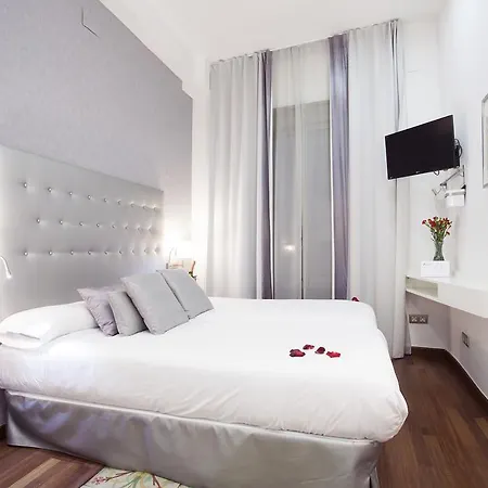 Triple With Private Bathroom In Gothic 2* Barcelone