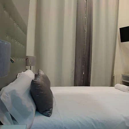 Triple With Private Bathroom In Gothic Barcelone